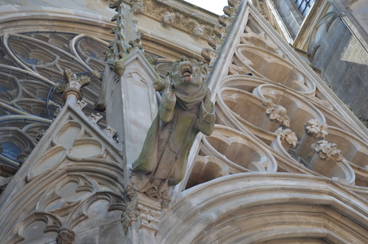 LOW ANGLE VIEW OF SCULPTURES ON BUILDING