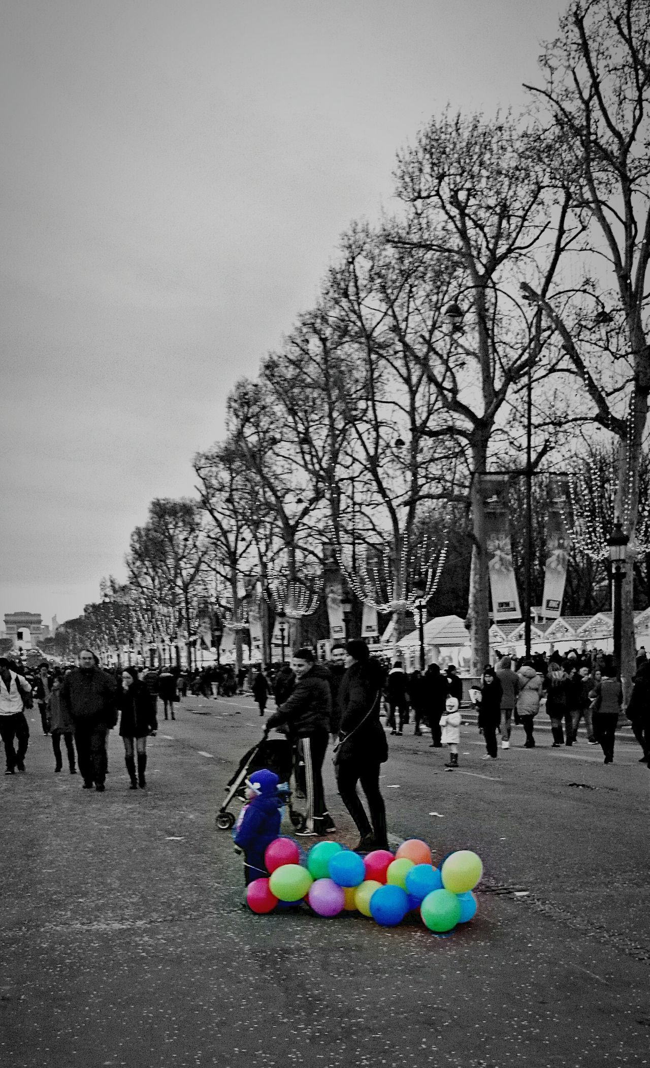 Le petit garçon aux ballons