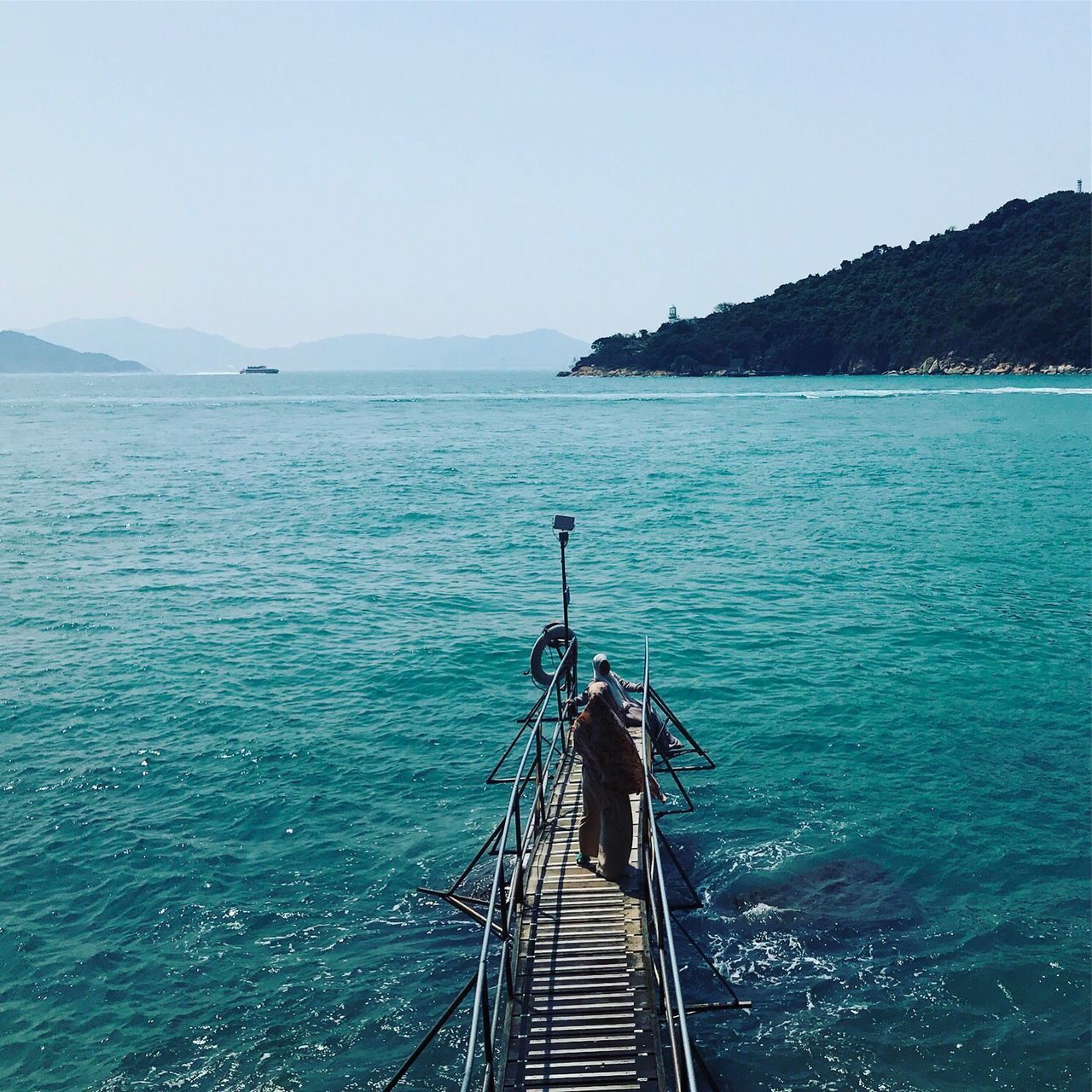 HIGH ANGLE VIEW OF SEA AGAINST CLEAR BLUE SKY