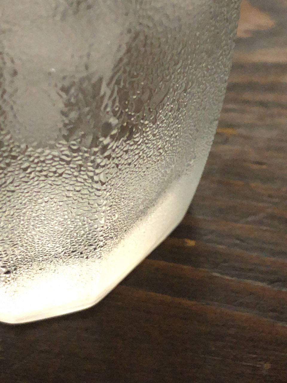 HIGH ANGLE VIEW OF GLASS ON TABLE