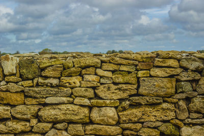 Stone wall against sky