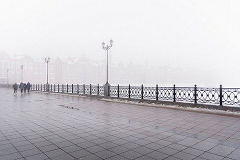 clear sky, street light, copy space, railing, sky, water, built structure, footpath, incidental people, sea, the way forward, sidewalk, day, in a row, outdoors, empty, fence, walkway, road, nature