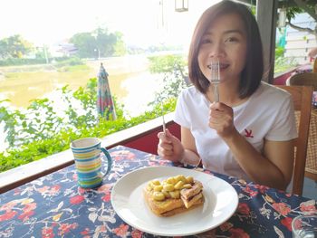 Portrait of a smiling woman in restaurant