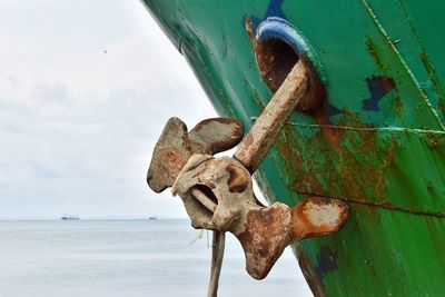 Rusty boat in sea against sky