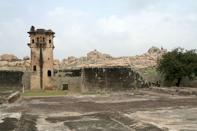 Old ruin building against sky