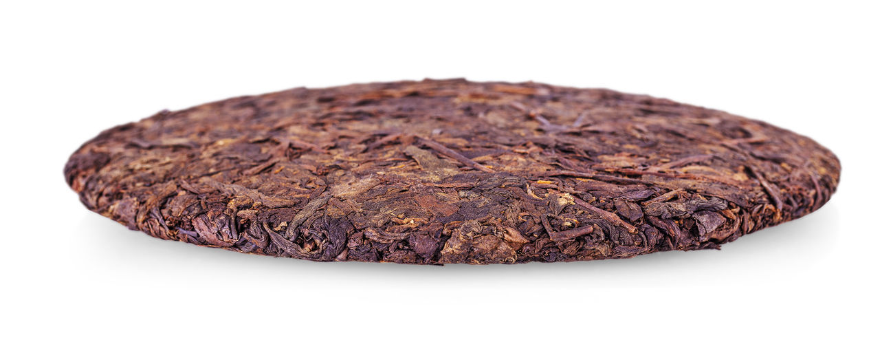 CLOSE-UP OF CHOCOLATE CAKE OVER WHITE BACKGROUND