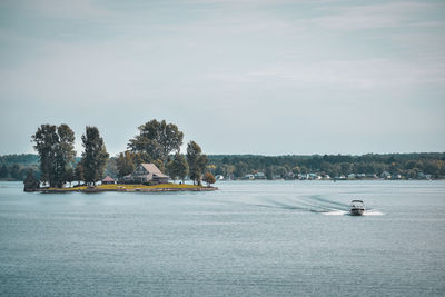 Autumn landscape in the 1000 islands. houses, boats and islands. lake ontario, canada usan