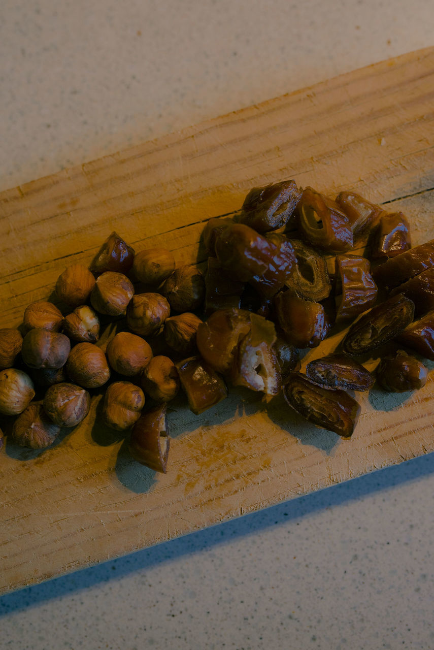 HIGH ANGLE VIEW OF COFFEE ON TABLE