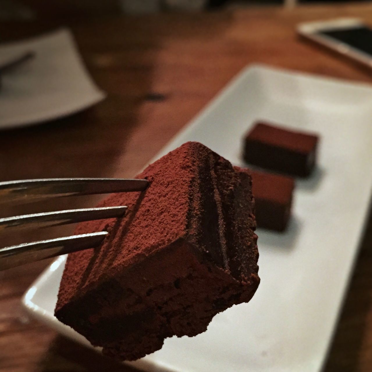 CLOSE-UP OF CHOCOLATE CAKE