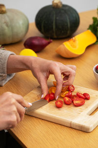 Cropped hand of chef preparing food on table