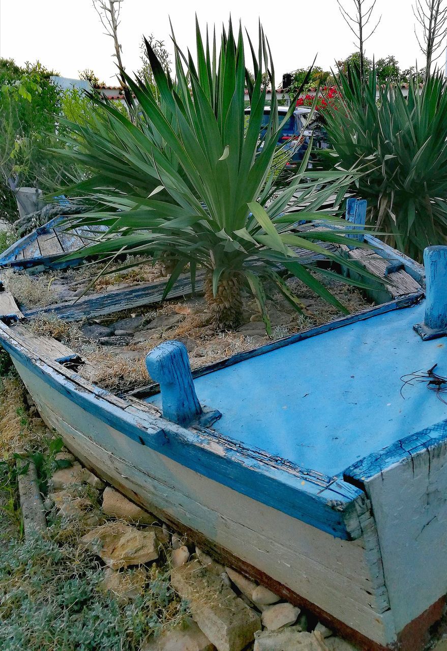 HIGH ANGLE VIEW OF ABANDONED BOAT ON FIELD