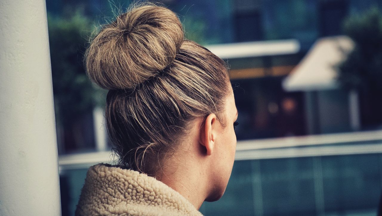 focus on foreground, lifestyles, headshot, young adult, leisure activity, indoors, head and shoulders, person, close-up, young women, rear view, long hair, side view, contemplation, looking away, casual clothing, front view