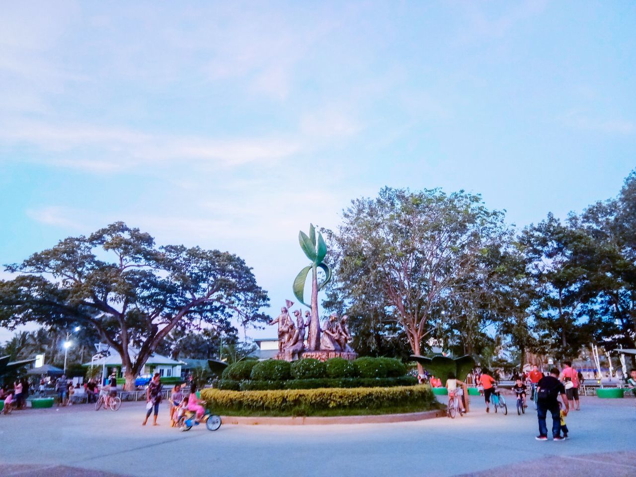 GROUP OF PEOPLE IN THE PARK