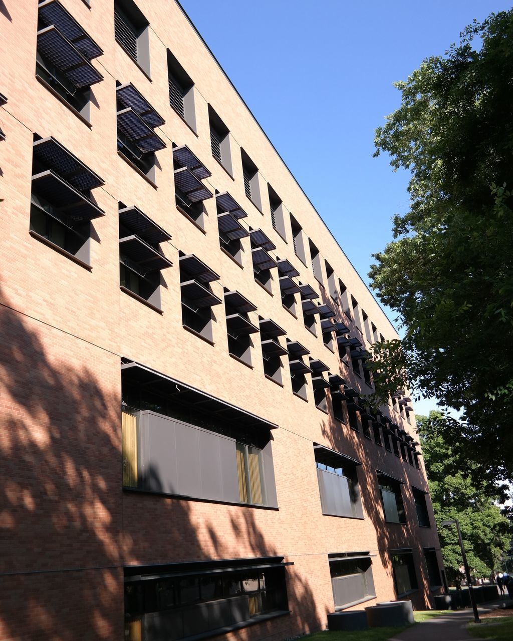 LOW ANGLE VIEW OF BUILDING AGAINST CLEAR SKY