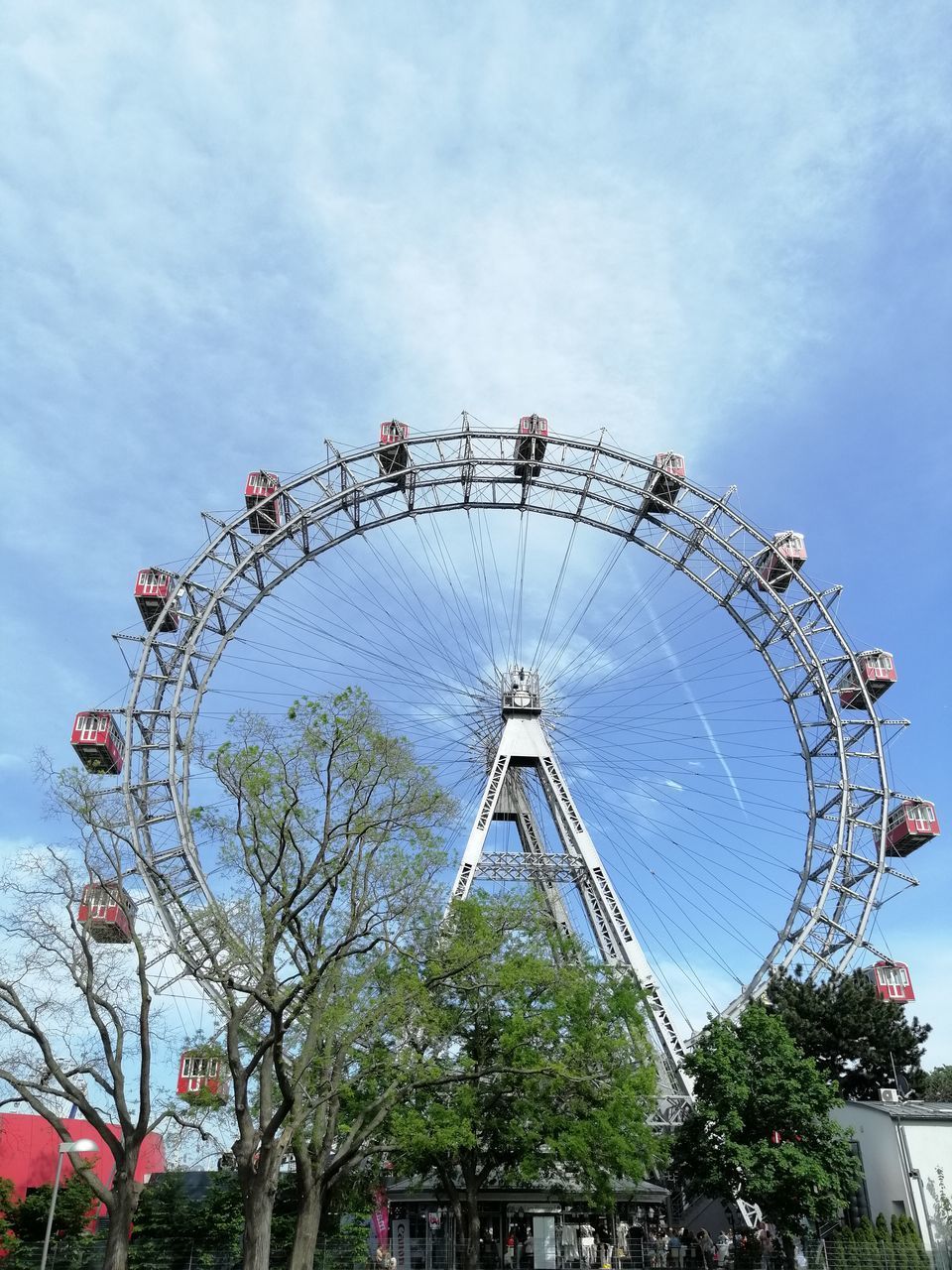 LOW ANGLE VIEW OF FERRIS WHEEL AGAINST SKY IN CITY