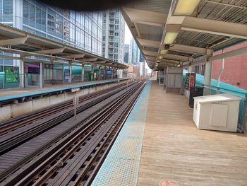 Elevated rail platform station on cta green/pink line. 