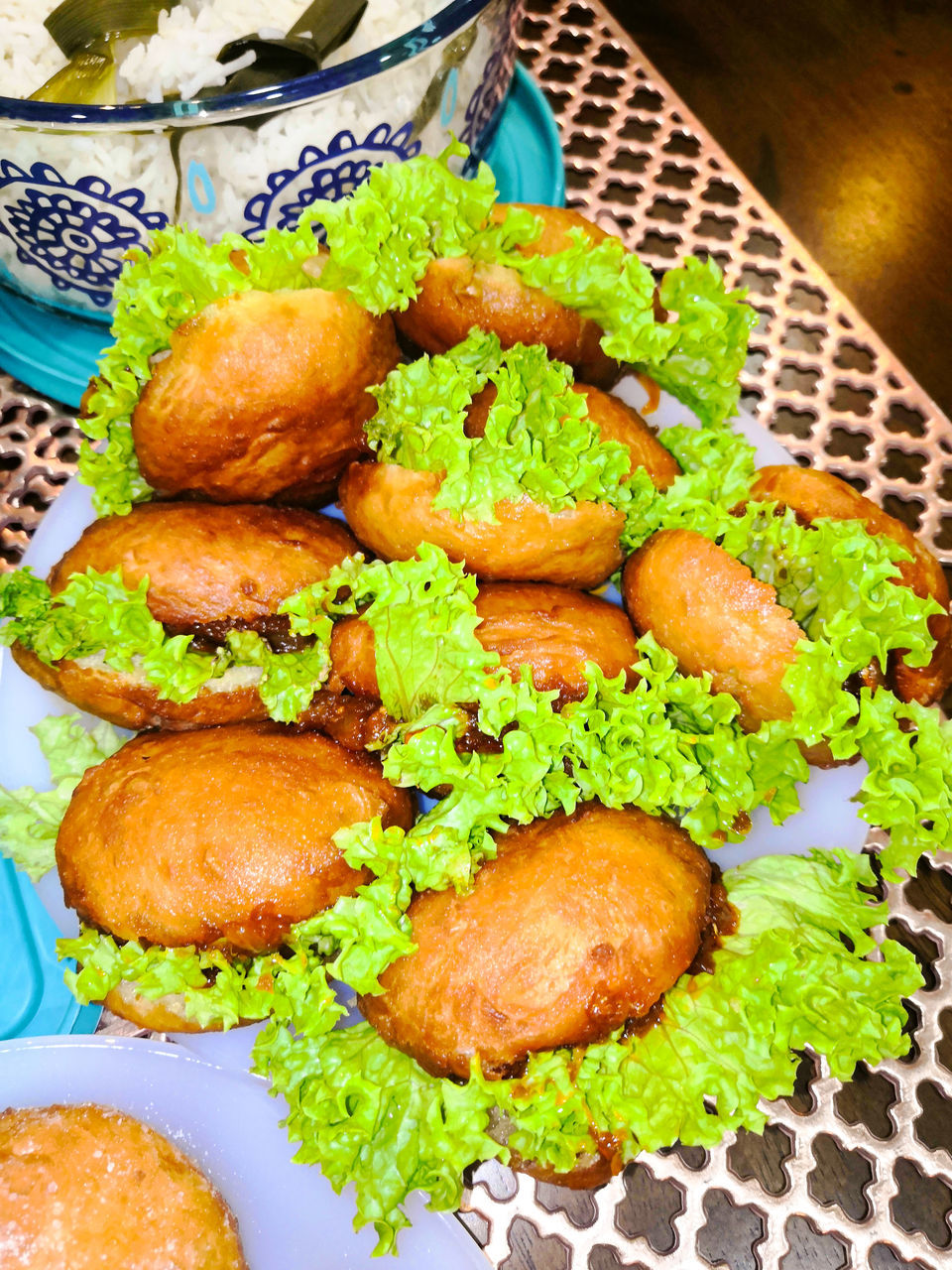 HIGH ANGLE VIEW OF FOOD ON TABLE