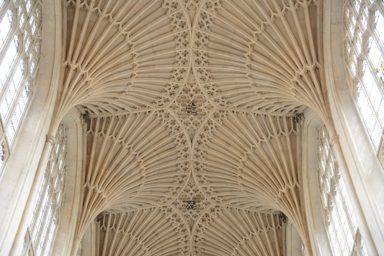 FULL FRAME SHOT OF CEILING