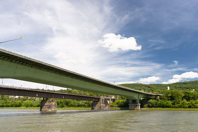 A steel highway bridge and a concrete railway bridge over a river in western germany.