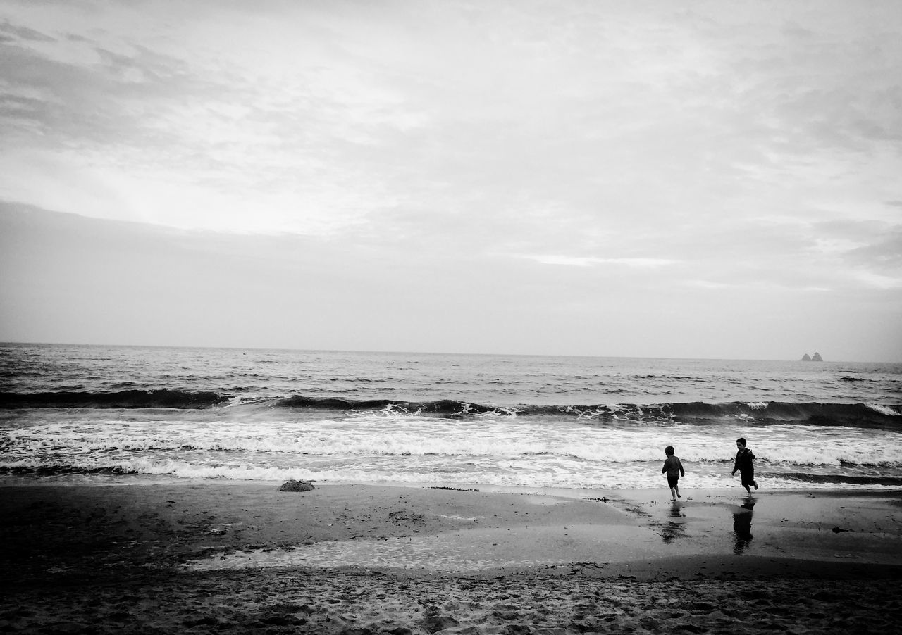 sea, beach, water, horizon over water, shore, leisure activity, lifestyles, sand, sky, vacations, full length, wave, men, boys, beauty in nature, childhood, scenics, togetherness