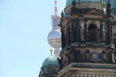 Low angle view of berliner fernsehturm against building 