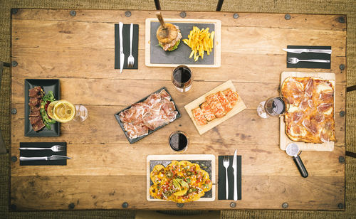 Directly above shot of pizza on cutting board