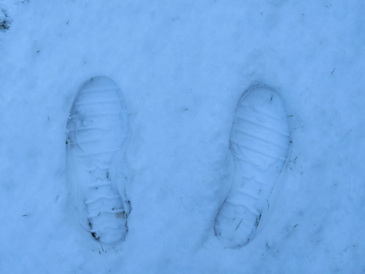 HIGH ANGLE VIEW OF FOOTPRINT ON SNOW