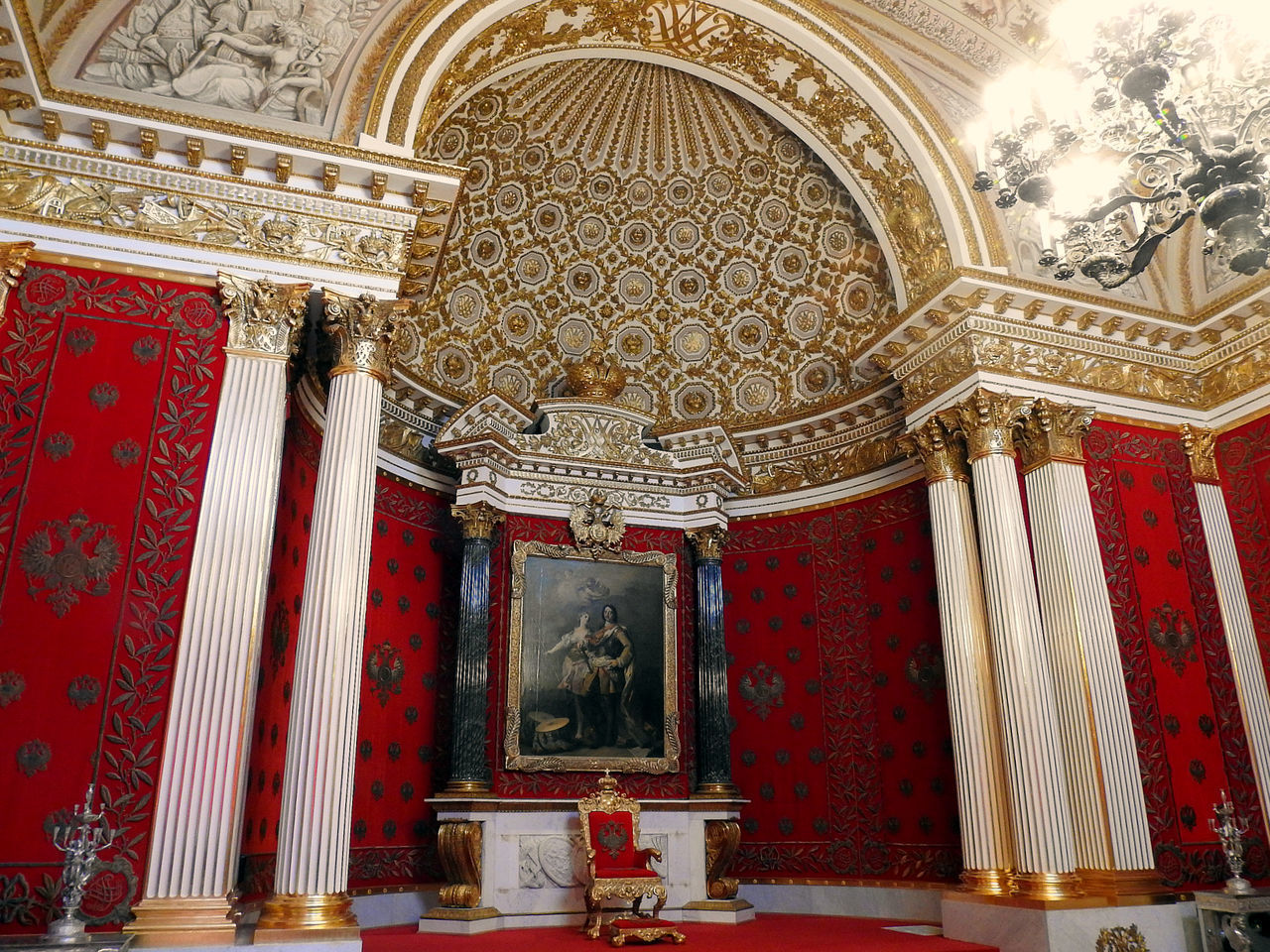 LOW ANGLE VIEW OF ORNATE CEILING IN BUILDING