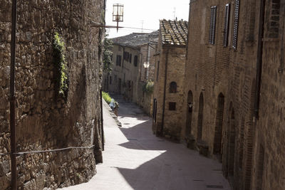 Narrow alley amidst buildings in city