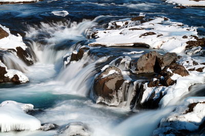 Waves splashing on rocks