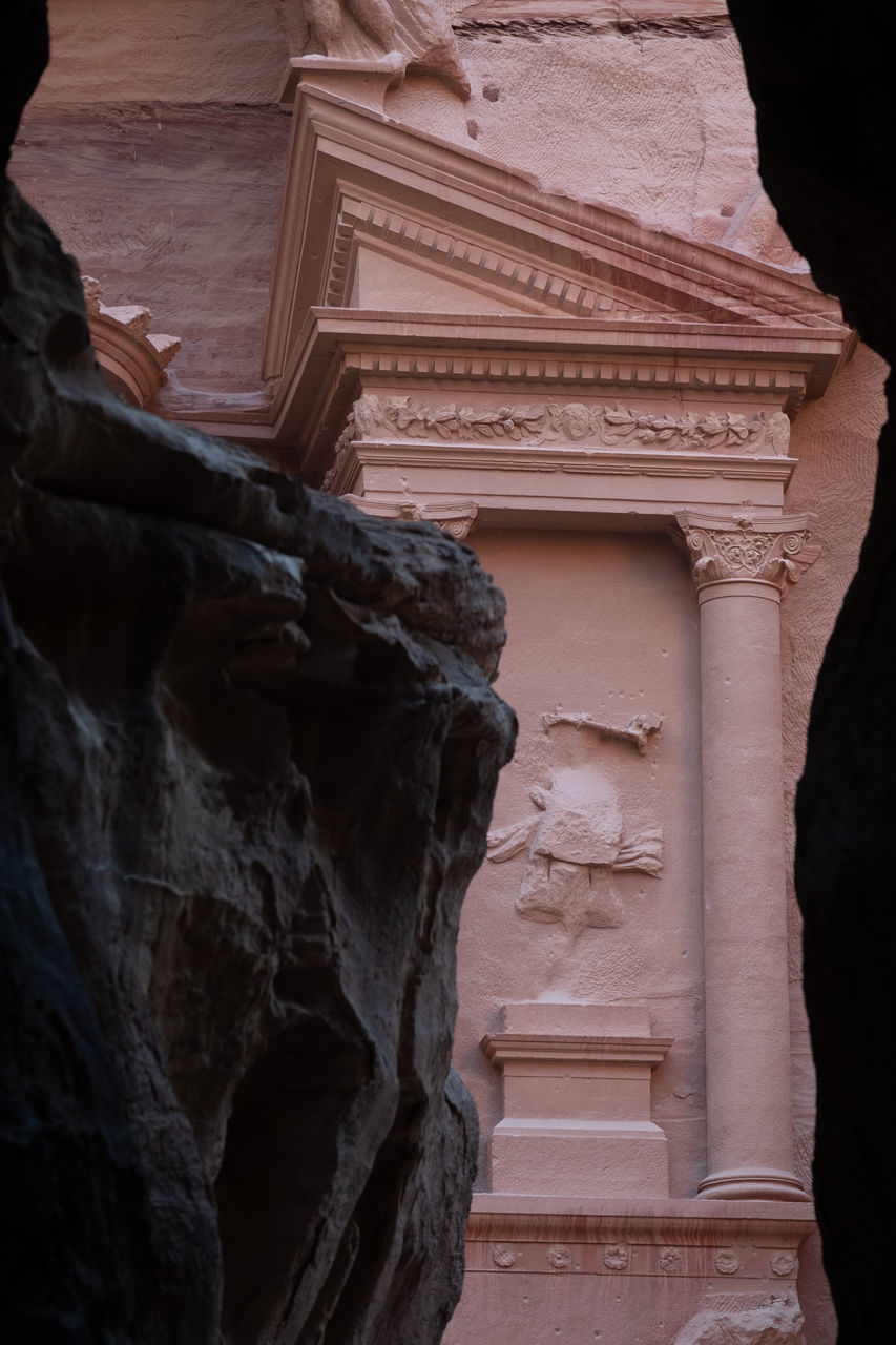 LOW ANGLE VIEW OF STATUE OF BUILDING