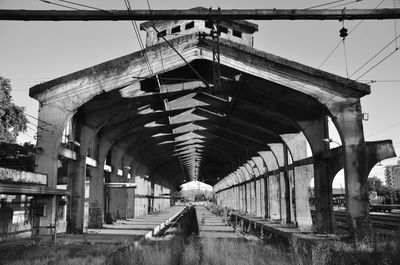 Narrow walkway along buildings