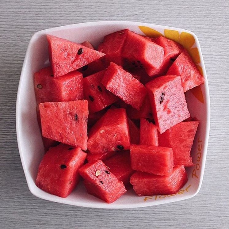 HIGH ANGLE VIEW OF CHOPPED FRUITS ON TABLE