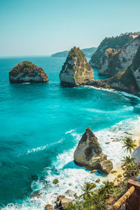 Deserted diamond beach, nusa penida island, bali, indonesia. ocean waves, cliffs, tropical plants