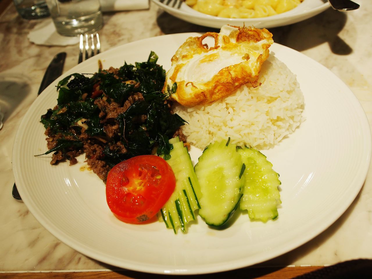 Stir-fried meat with basil and fried egg with rice