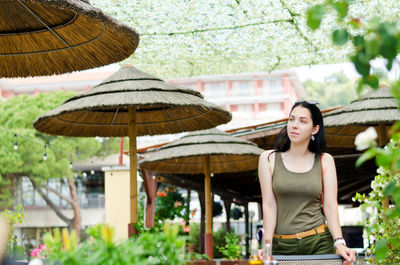 Portrait of young happy asian woman relaxing in city, park at the lake. summer vacation. travel