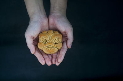 Moon cake for mid autumn festival in hand