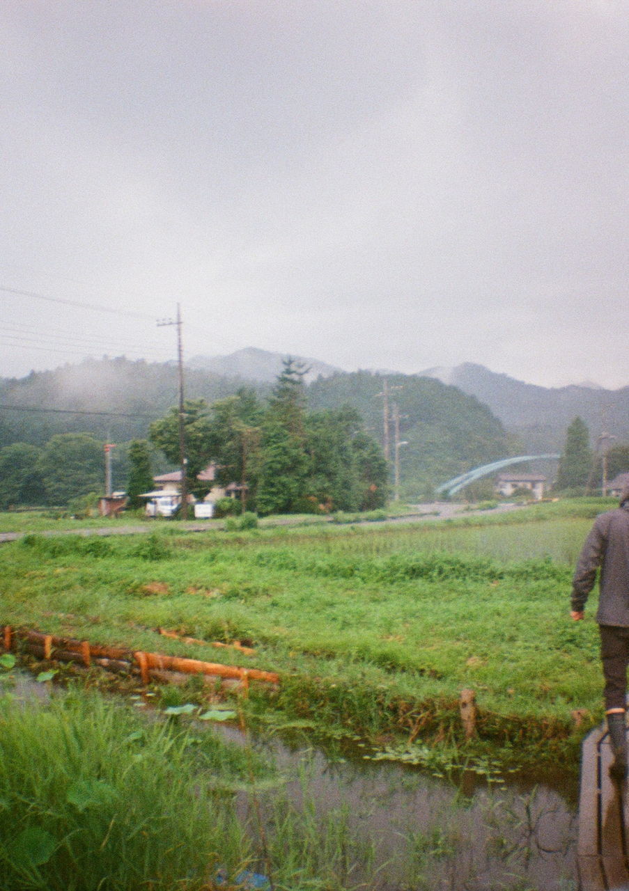 SCENIC VIEW OF FIELD BY MOUNTAINS AGAINST SKY