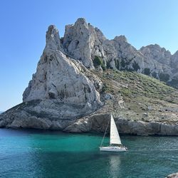 Boat passing through the baie des singes, à beautiful bay 10km from the center of marseille, france. 