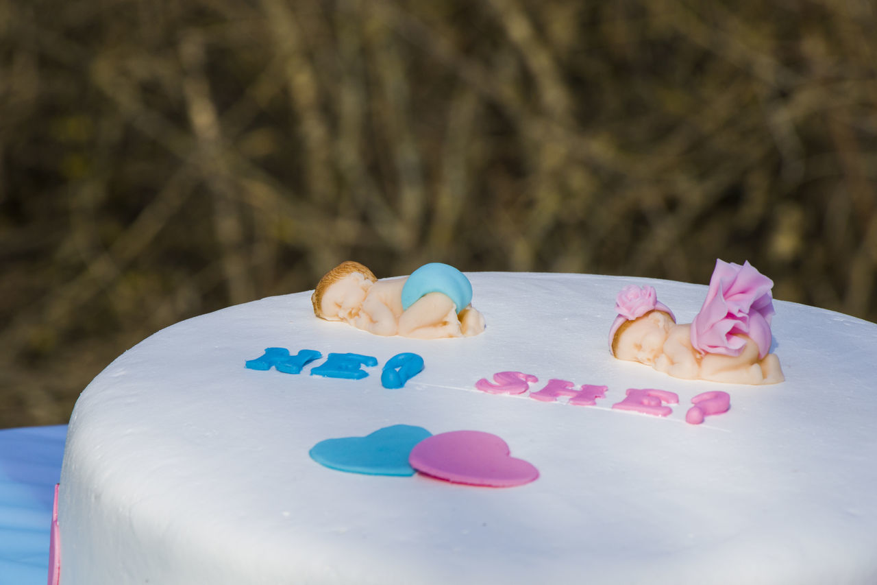 CLOSE-UP OF HEART SHAPE CAKE ON PINK PAPER