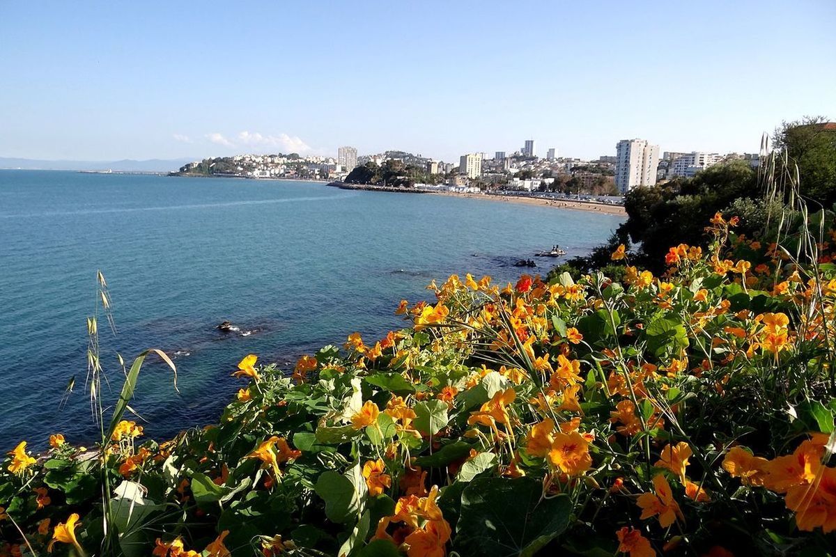 SCENIC VIEW OF SEA BY BUILDINGS AGAINST SKY