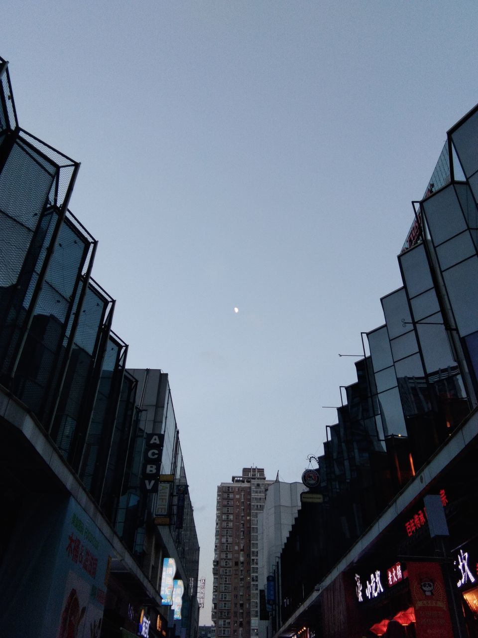 LOW ANGLE VIEW OF SKYSCRAPER AGAINST CLEAR SKY