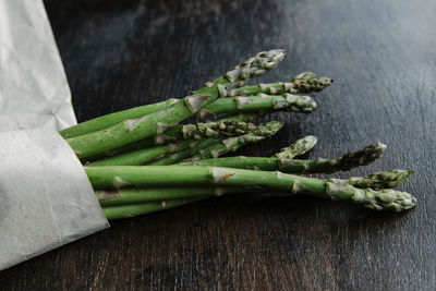 Arranged stems of asparagus on craft paper