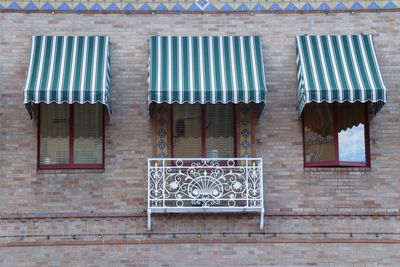 Graffiti on wall of building