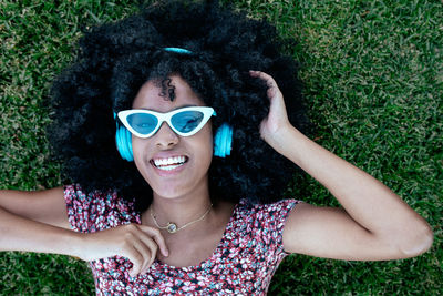 Portrait of smiling young woman wearing sunglasses