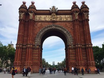 People at arc de triomf in city