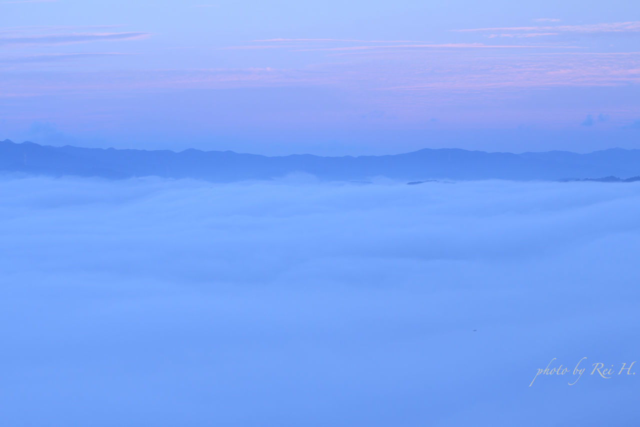 blue, tranquil scene, tranquility, scenics, beauty in nature, mountain, nature, sky, mountain range, landscape, idyllic, copy space, cloud - sky, outdoors, no people, aerial view, day, non-urban scene, cloud, majestic