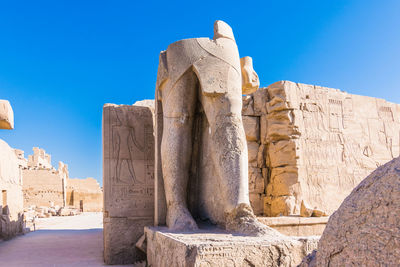 Statue of historical building against blue sky