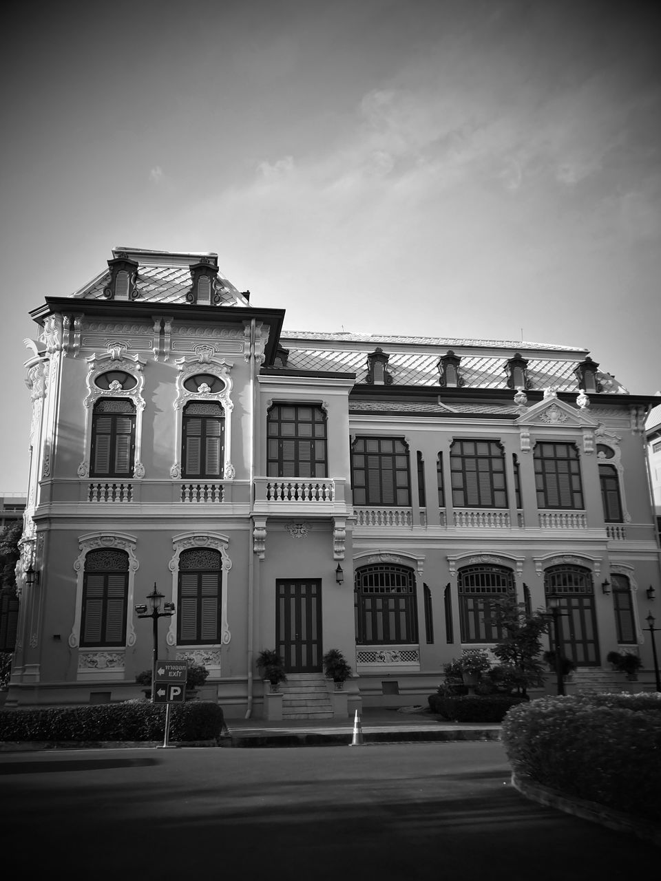 FACADE OF HISTORIC BUILDING IN CITY