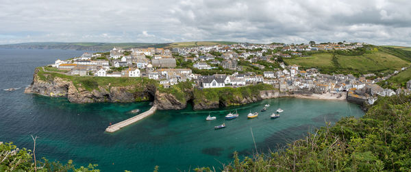 Panoramic photo of the idyllic cornish fishing village of port isaac